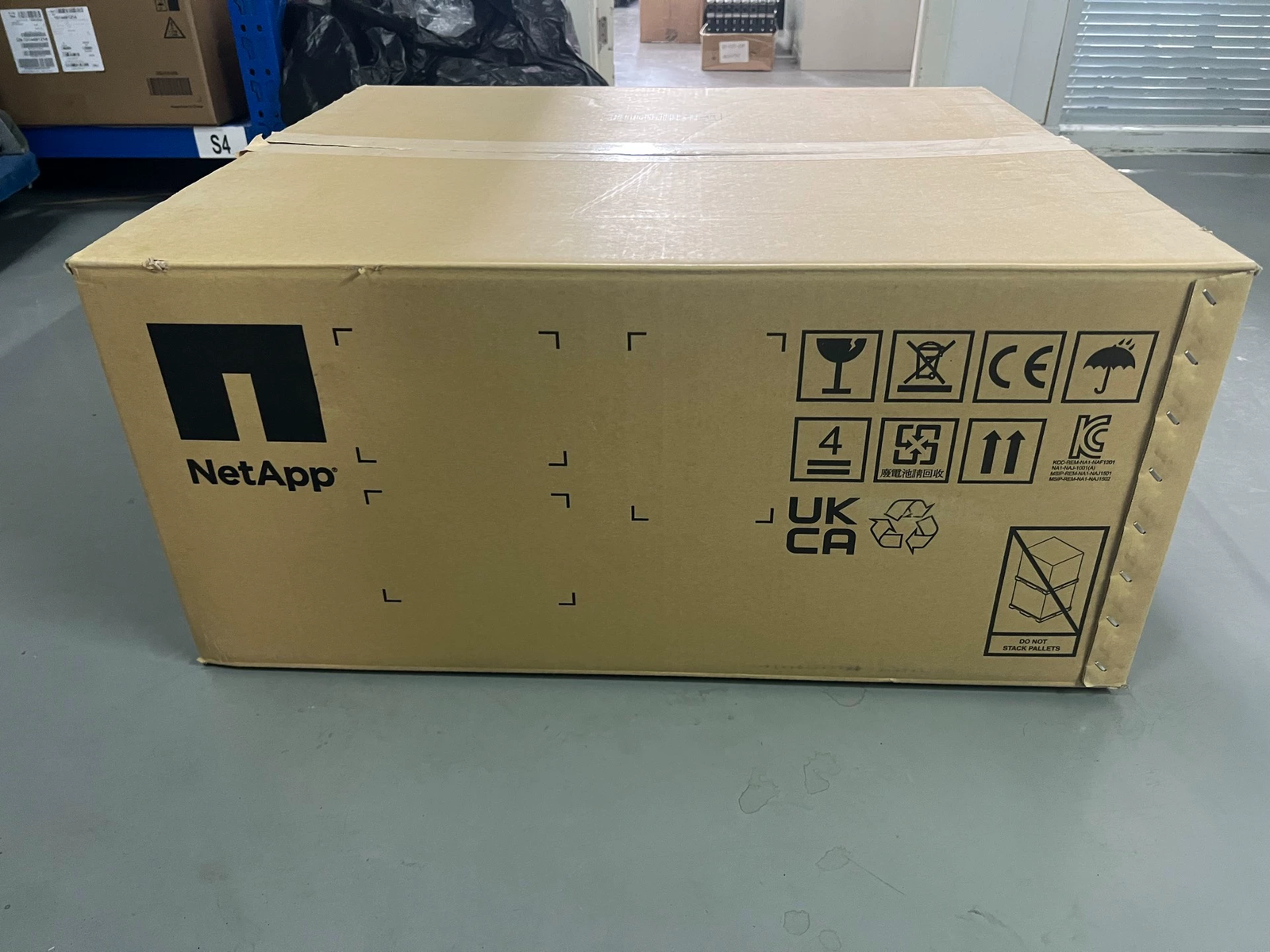NetApp carton, sealing tape and handling marks.