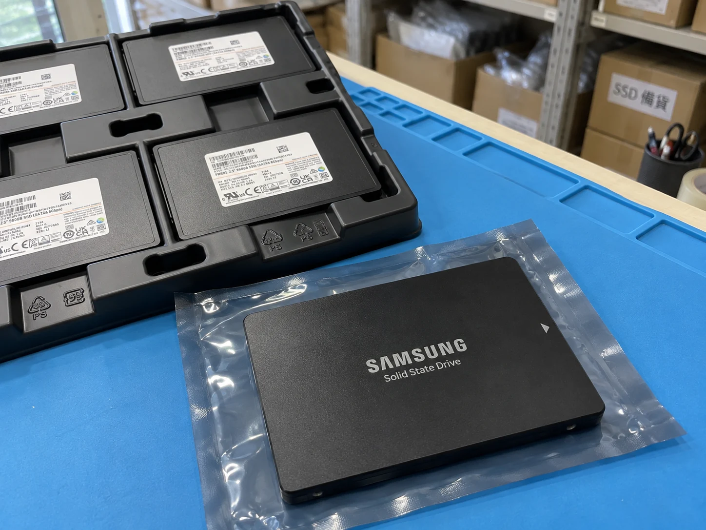 Samsung MZ7L3960HCJR-00A07 960 GB 6Gb/s SATA Solid State Drive — Illustrative product photography