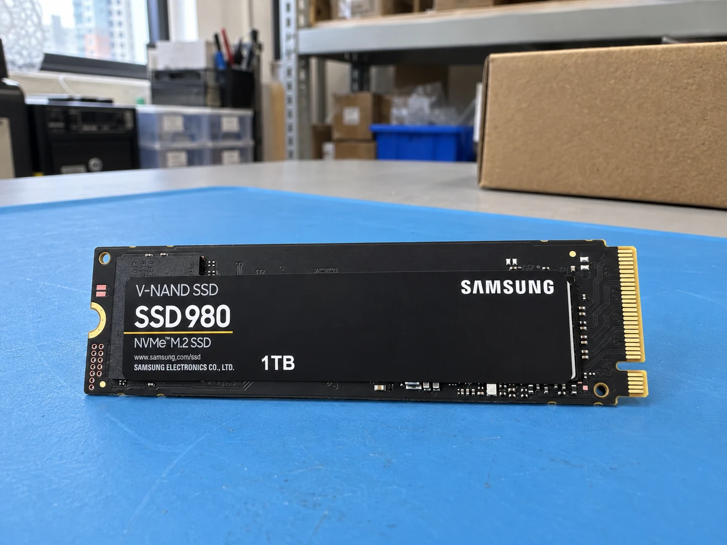 Samsung MZ-V8V1T0BW 1 TB PCI Express NVMe 3.0 x4 Solid State Drive — Illustrative product photography