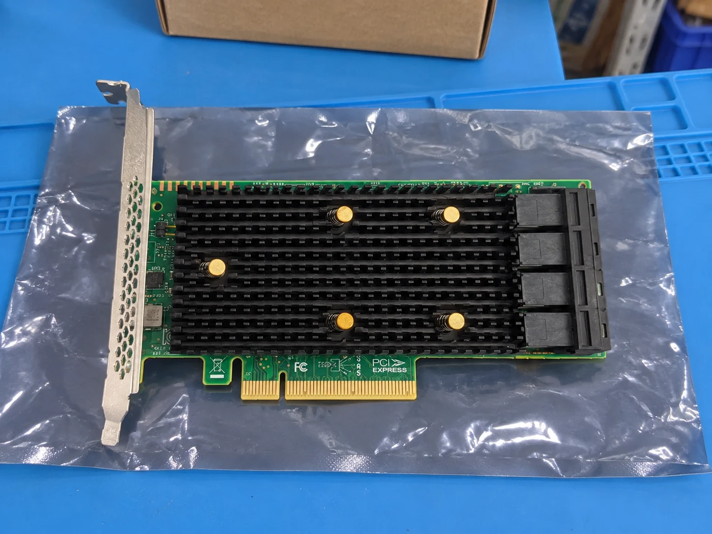 Broadcom 9400-16i (05-50008-00) — Illustrative product photography