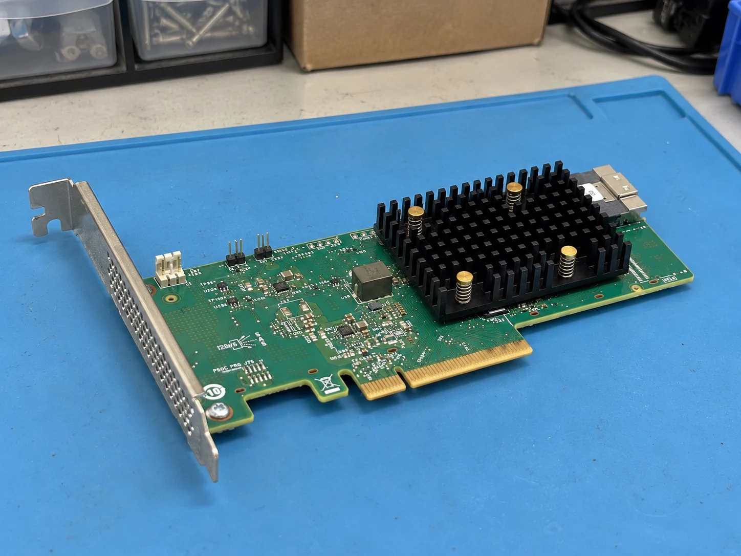 Broadcom MegaRAID 9520-8i (05-50134-25) — Illustrative product photography