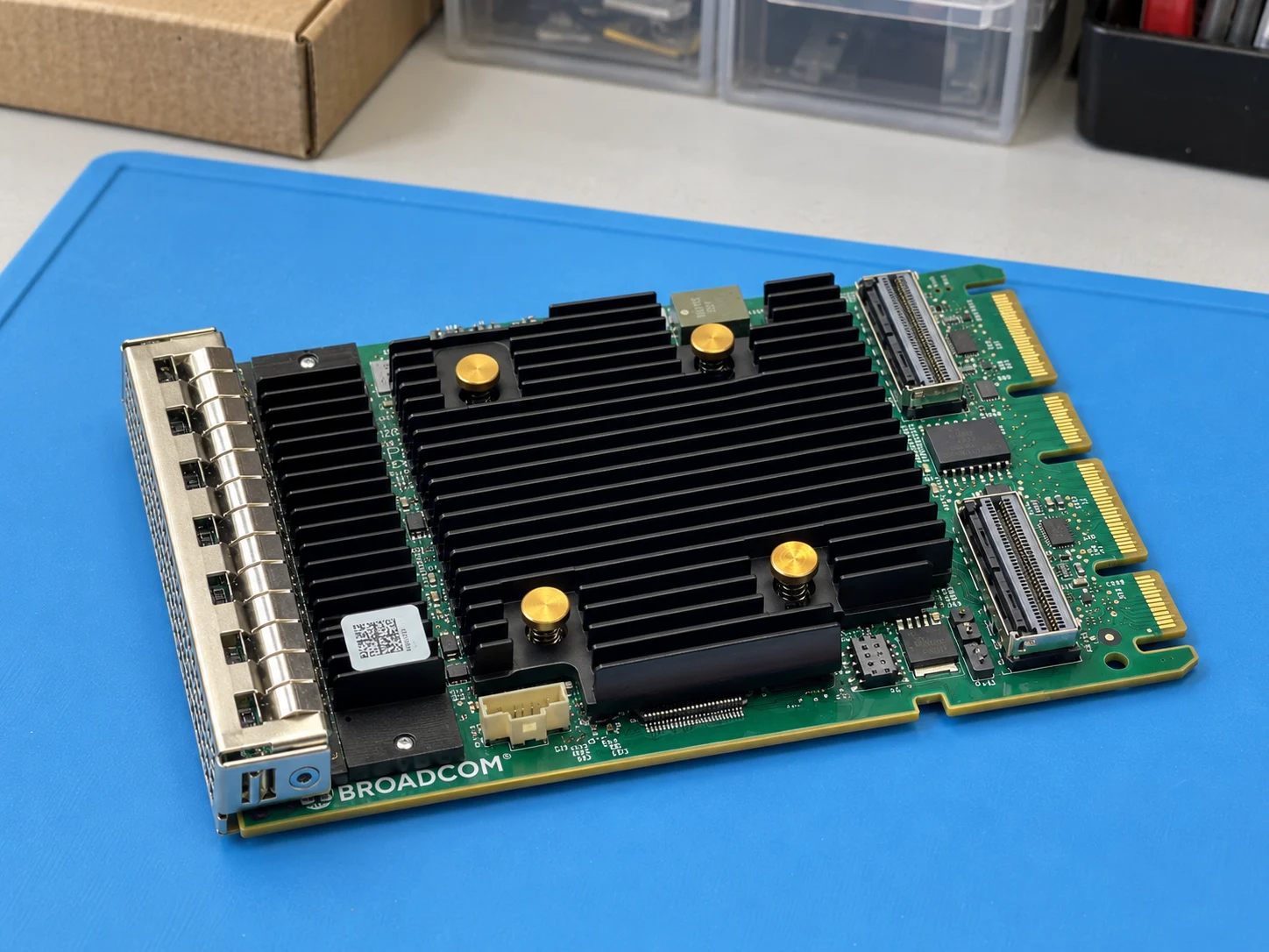 Broadcom MegaRAID 9562-16i (05-50137-00) — Illustrative product photography