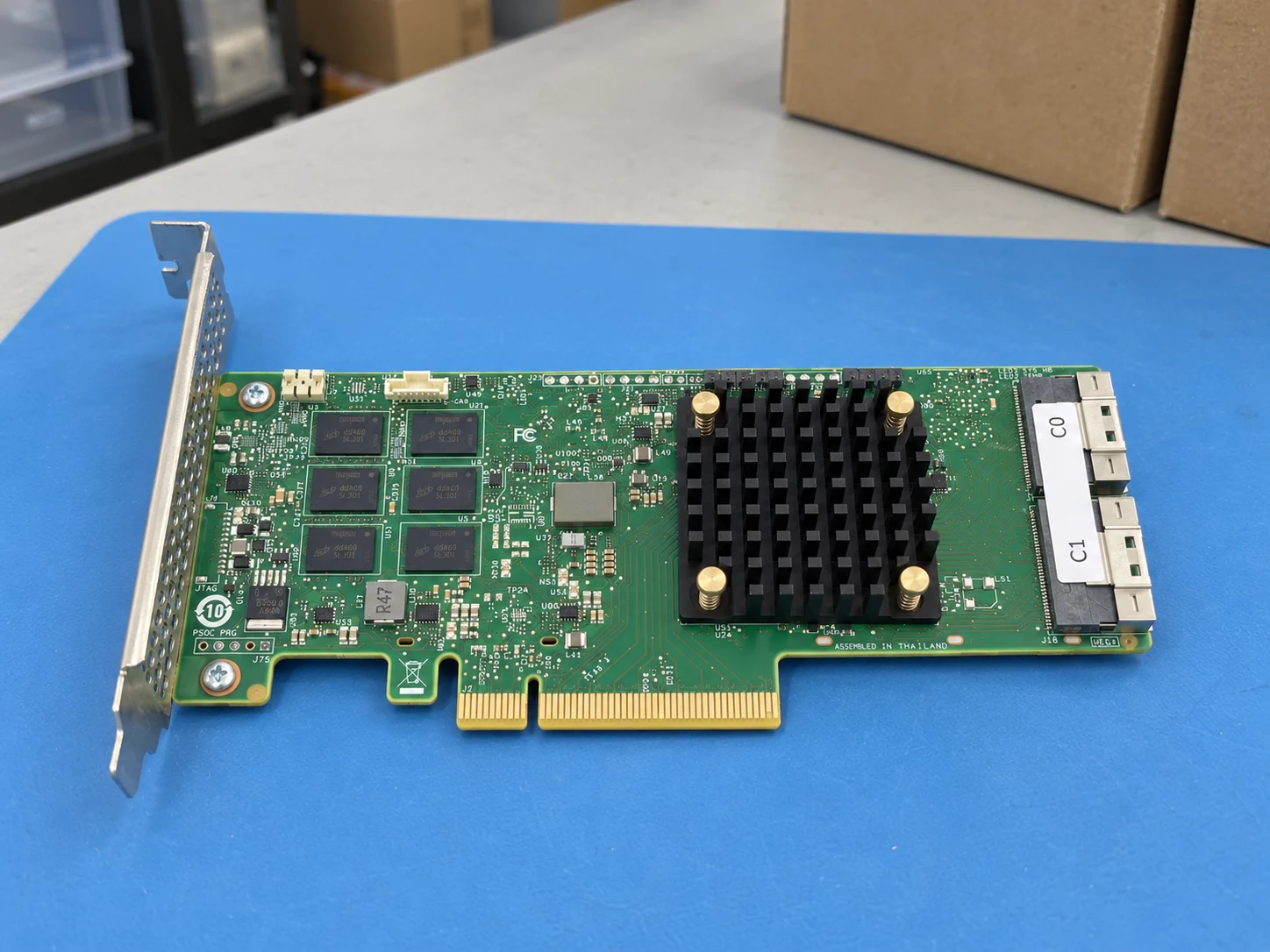 Broadcom MegaRAID 9560-16i (05-50077-00) — Illustrative product photography
