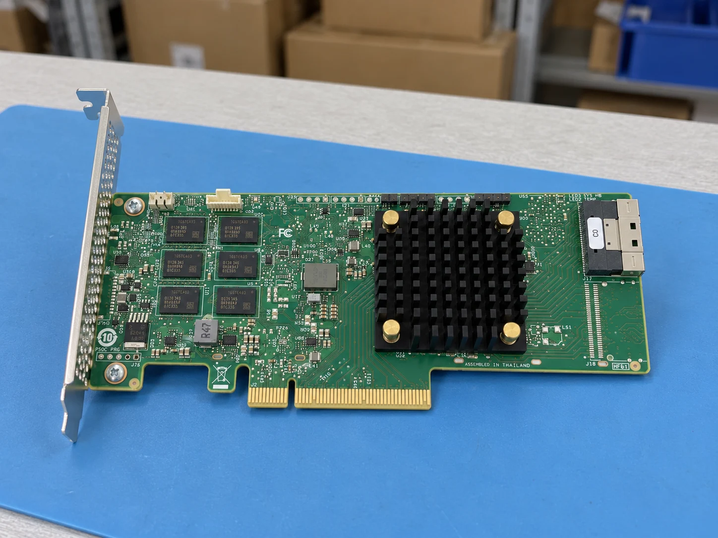 Broadcom MegaRAID 9560-8i (05-50077-01) — Illustrative product photography