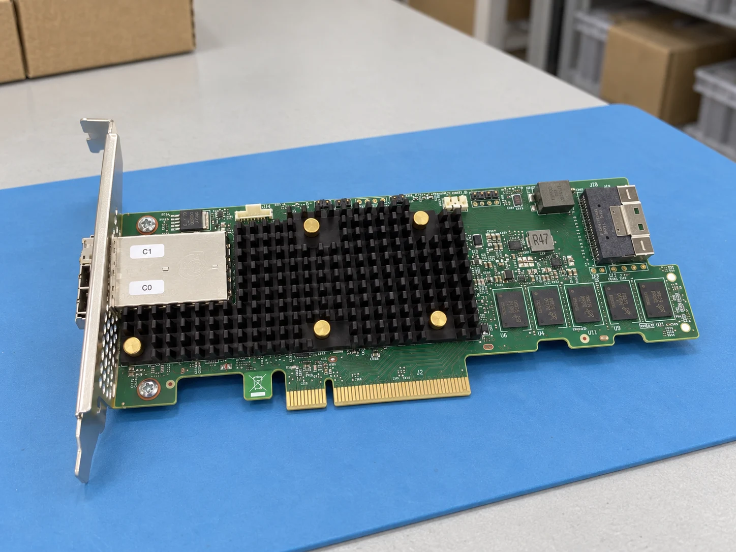 Broadcom MegaRAID 9580-8i8e (05-50076-00) — Illustrative product photography