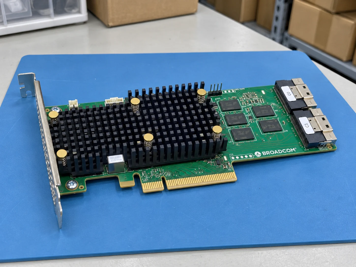 Broadcom MegaRAID 9660-16i (05-50107-00) — Illustrative product photography