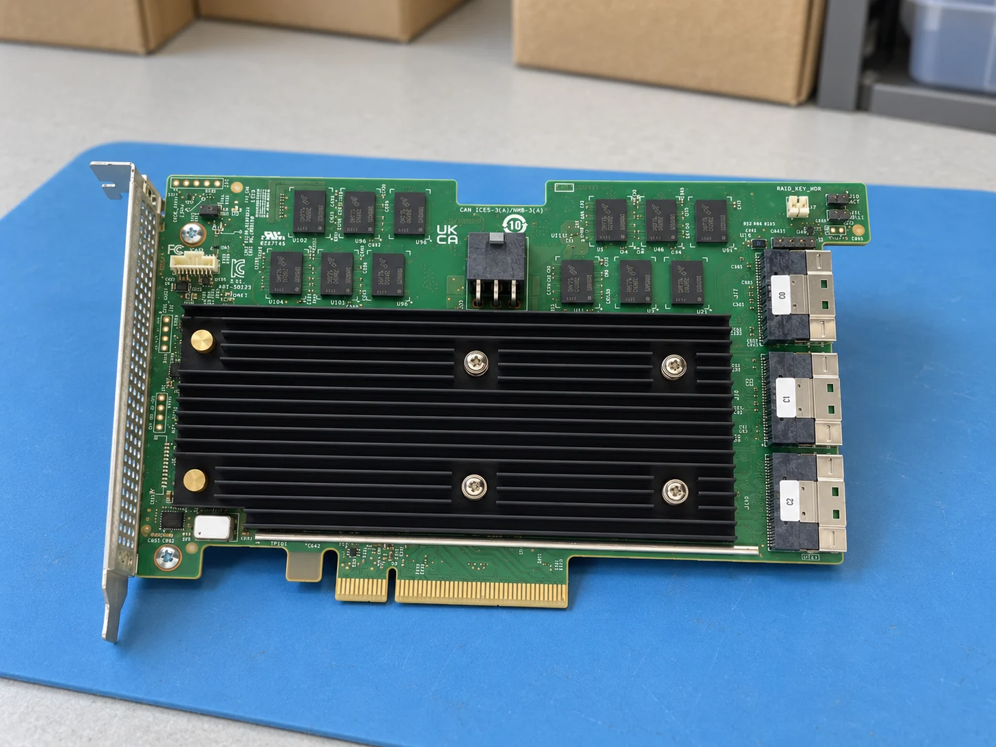 Broadcom MegaRAID 9670-24i (05-50123-00) — Illustrative product photography