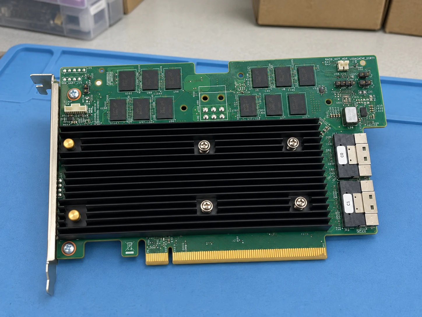 Broadcom MegaRAID 9670W-16i (05-50113-00) — Illustrative product photography