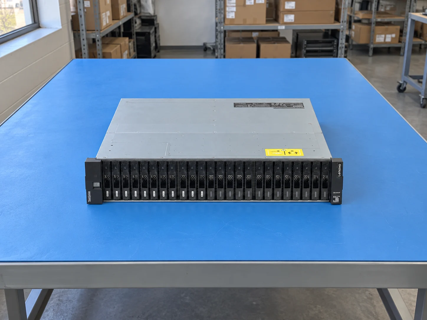 Lenovo ThinkSystem DE4000F — Illustrative product photography