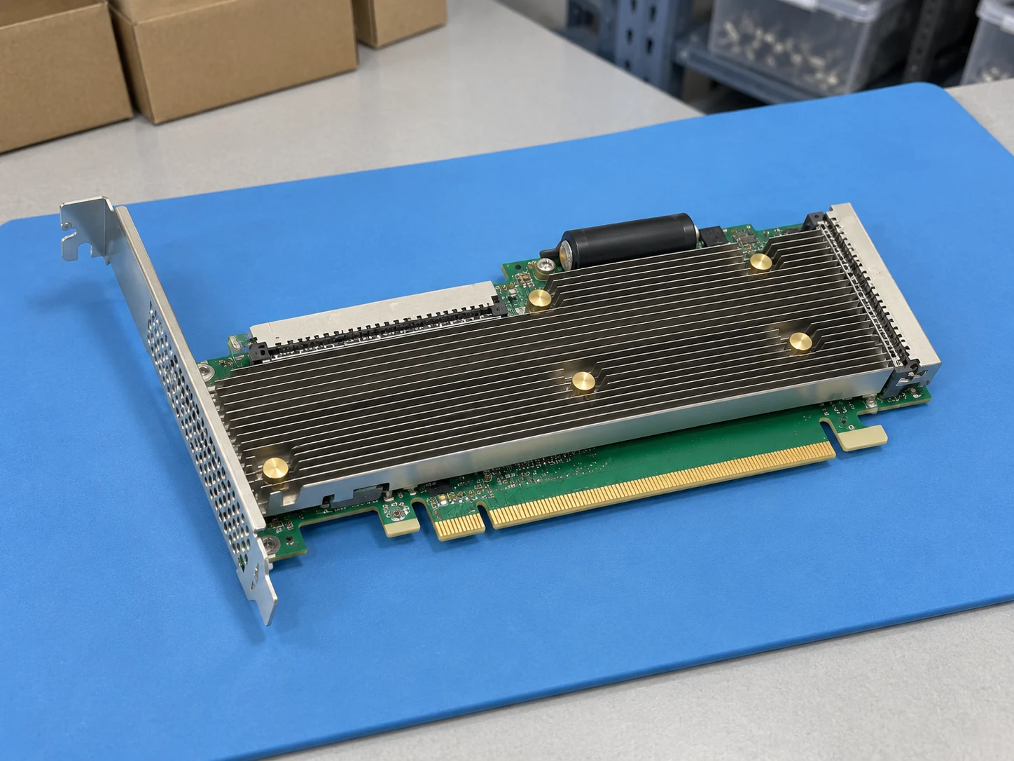 Broadcom MegaRAID 9760W-32i (05-50164-00) — Illustrative product photography