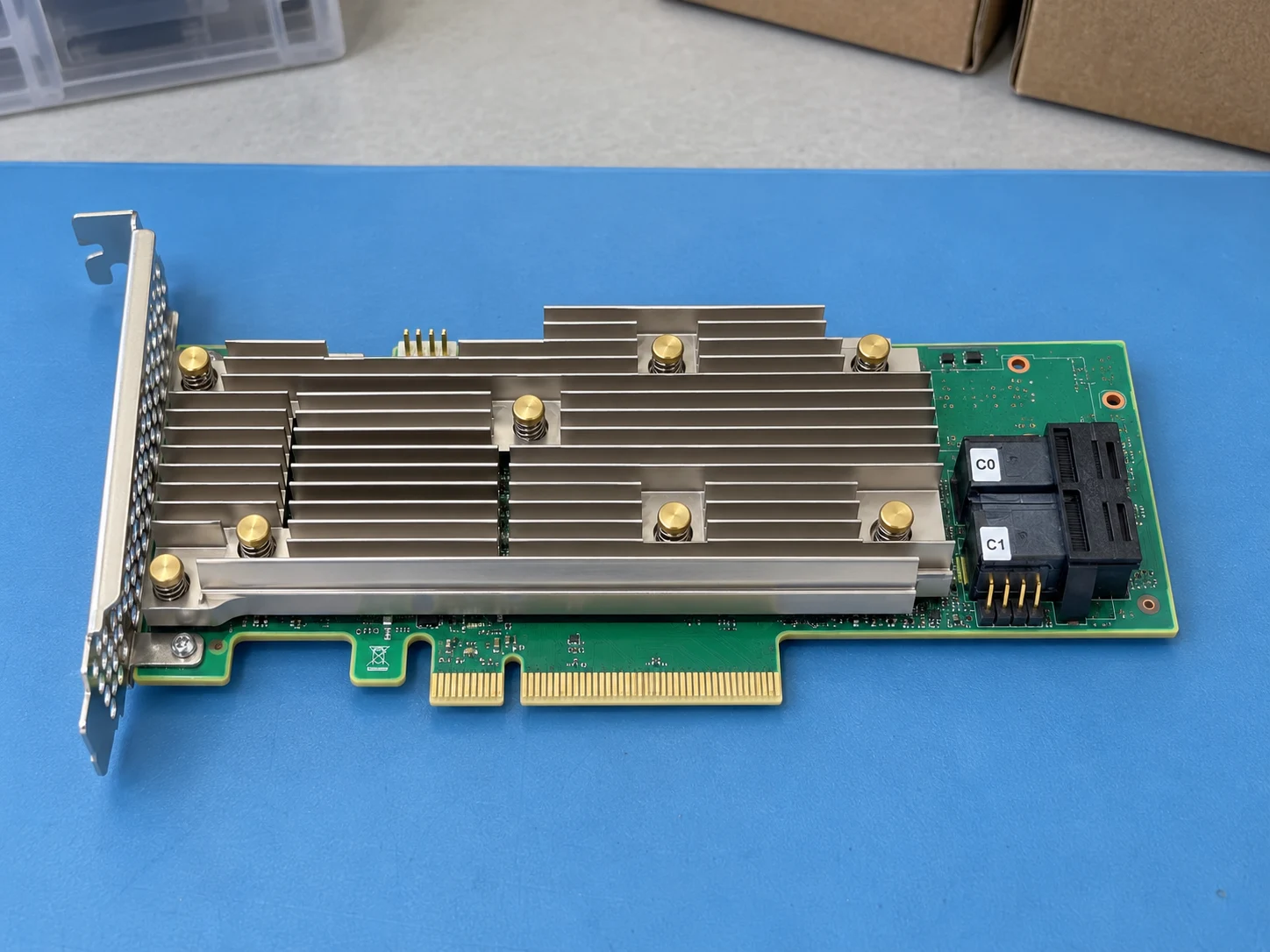 Broadcom MegaRAID 9460-8i (05-50011-02) — Illustrative product photography