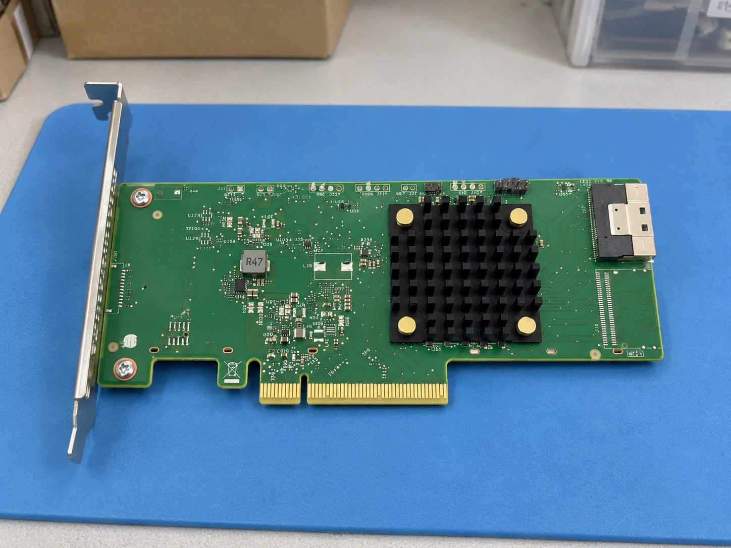 Broadcom 9500-8i Storage Host Bus Adapter (05-50134-01) — Illustrative product photography
