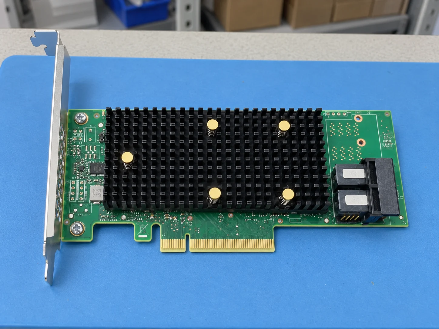 Broadcom 9400-8i (05-50008-01) — Illustrative product photography