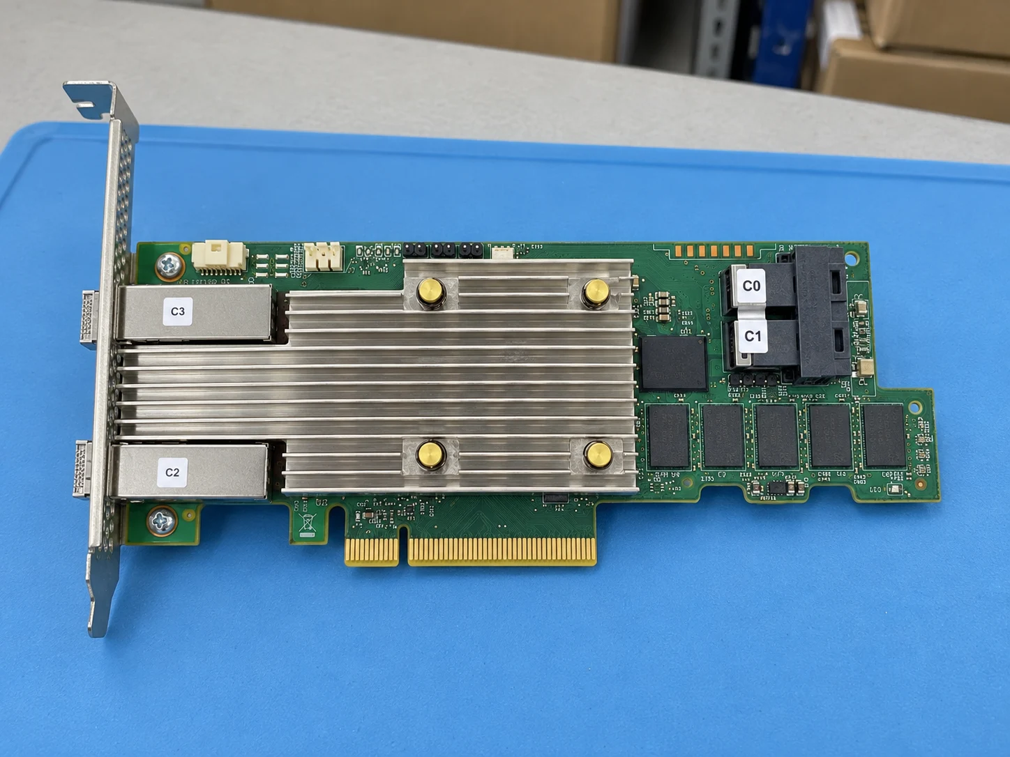 Broadcom MegaRAID 9480-8i8e (05-50031-00) — Illustrative product photography