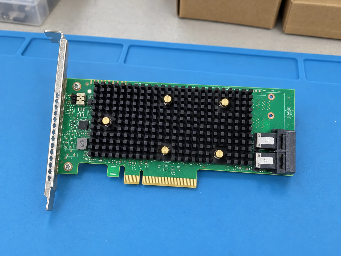 Broadcom MegaRAID 9440-8i (05-50008-02) — Illustrative product photography