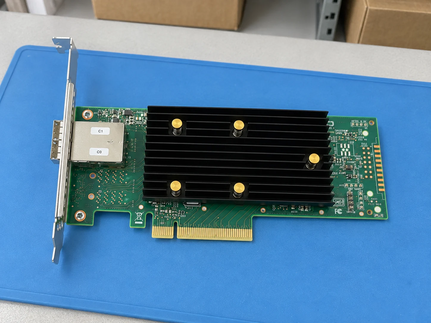 Broadcom 9400-8e (05-50013-01) — Illustrative product photography