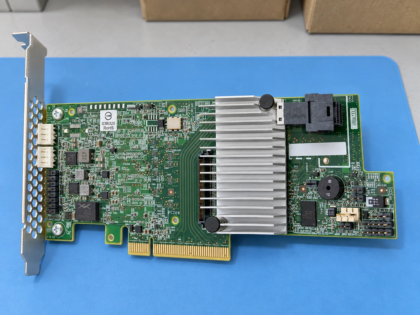 Broadcom 9361-4i (LSI00415) — Illustrative product photography