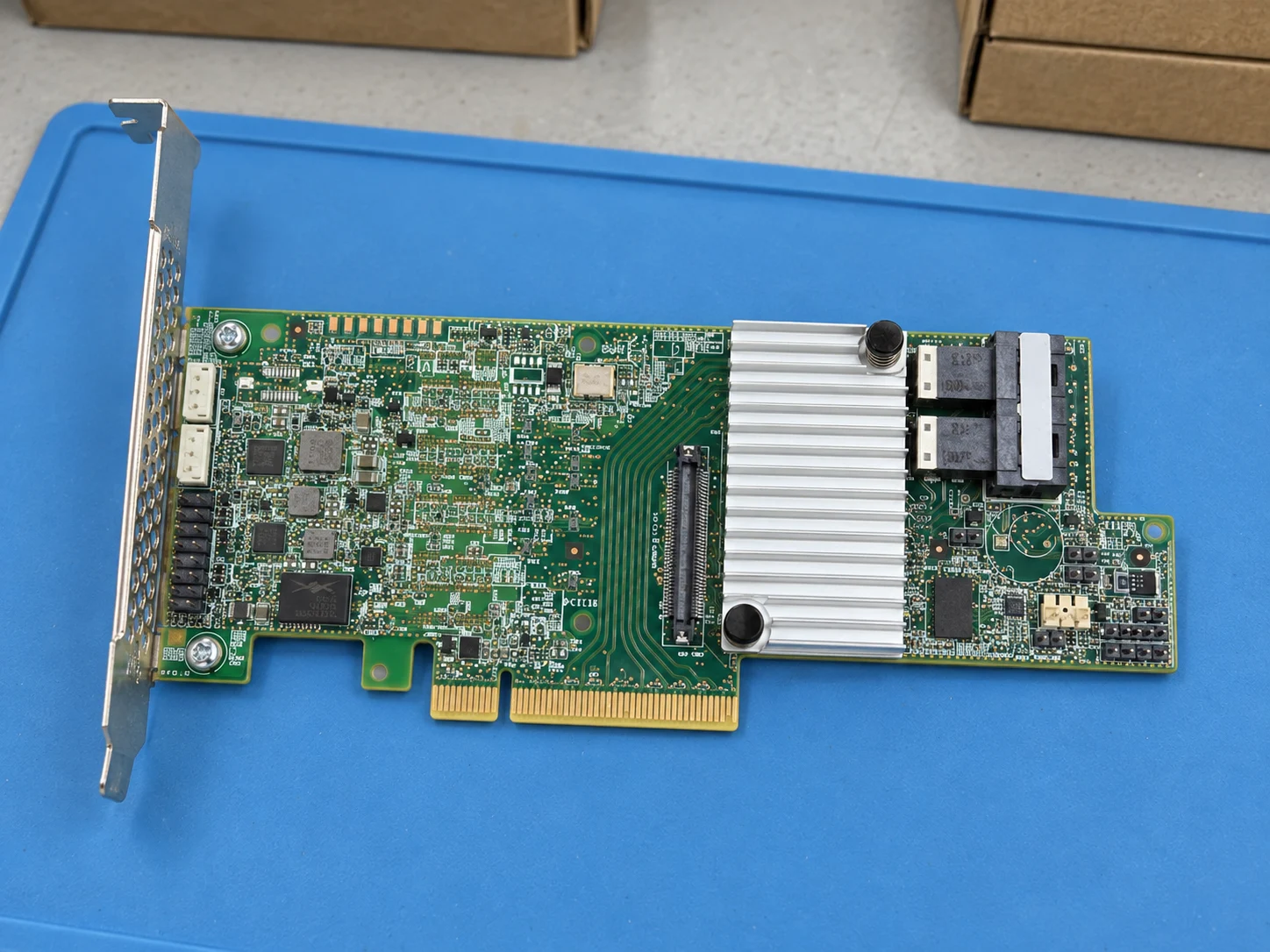 Broadcom 9361-8i (LSI00417) — Illustrative product photography