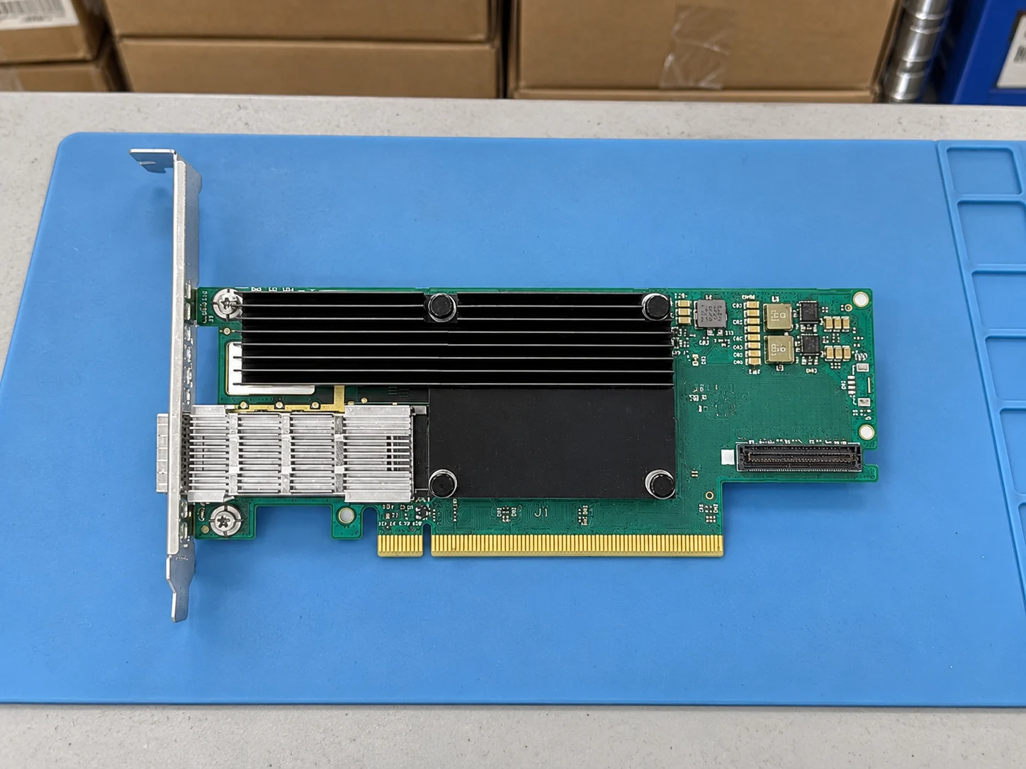 Lenovo ThinkSystem Mellanox ConnectX-6 HDR/200GbE QSFP56 1-port PCIe 4 VPI Adapter (4C57A15326) — Illustrative product photography