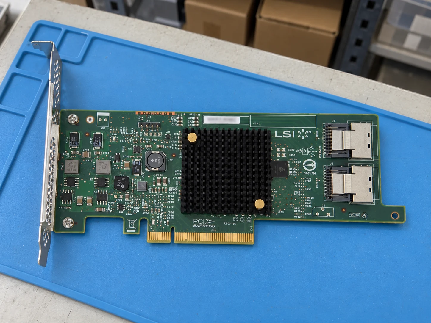 Broadcom 9207-8i (LSI00301) — Illustrative product photography