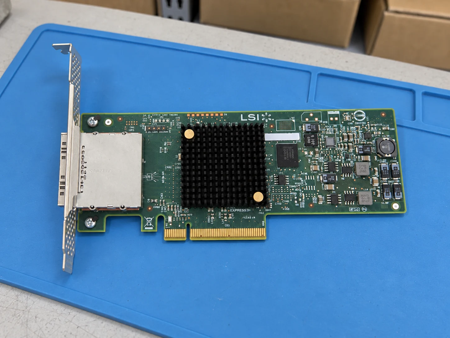 Broadcom 9207-8e (LSI00300) — Illustrative product photography