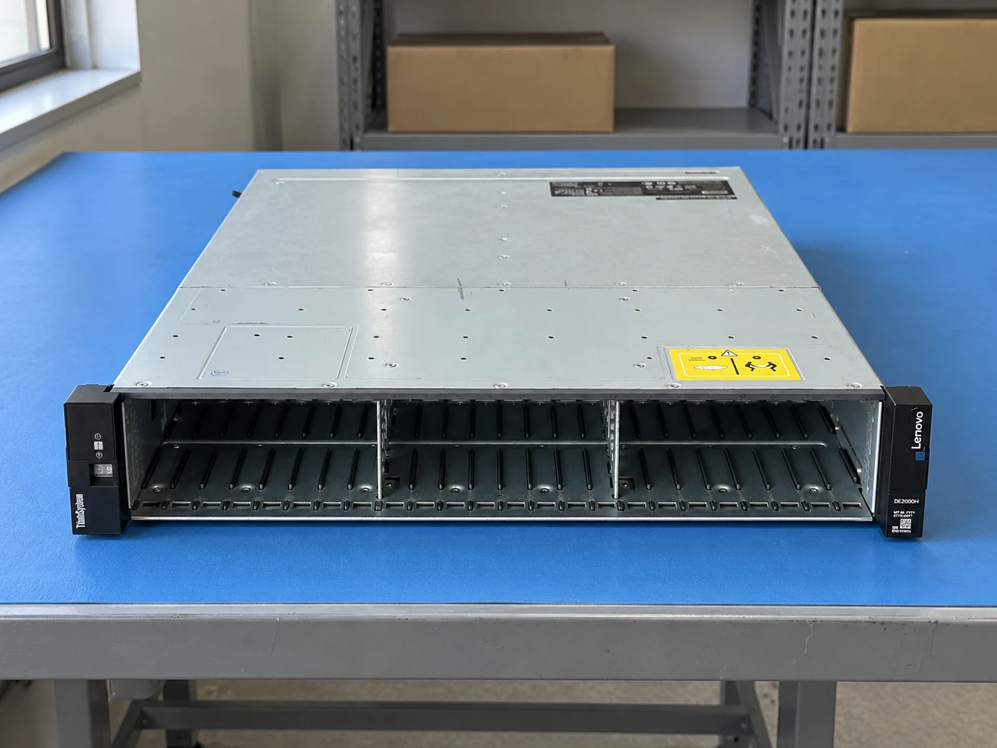 Lenovo ThinkSystem DE2000H 2u24 — Illustrative product photography