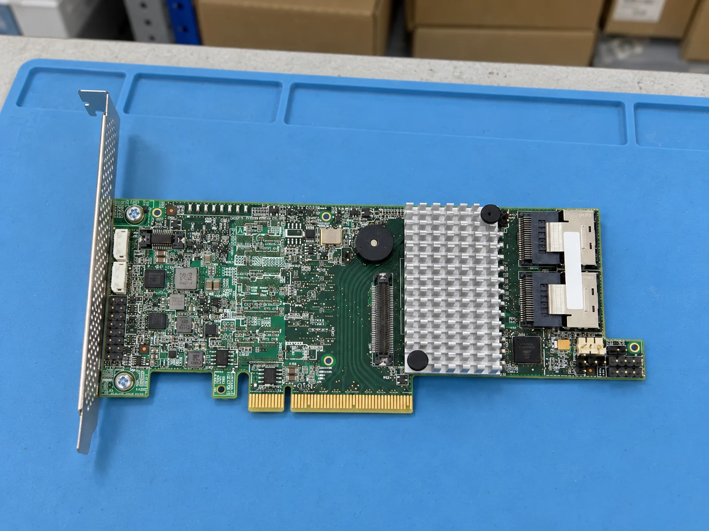 Broadcom LSI MegaRAID SAS 9271-8i (LSI00330) — Illustrative product photography