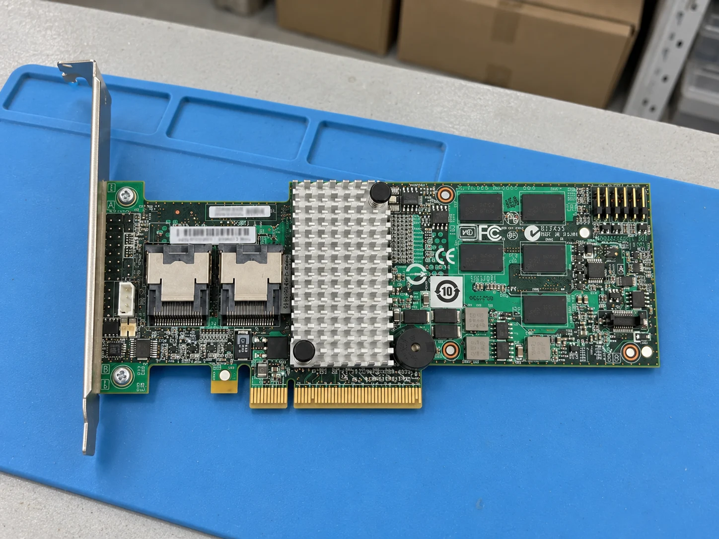 Broadcom LSI MegaRAID SAS 9260-8i (LSI00198) — Illustrative product photography