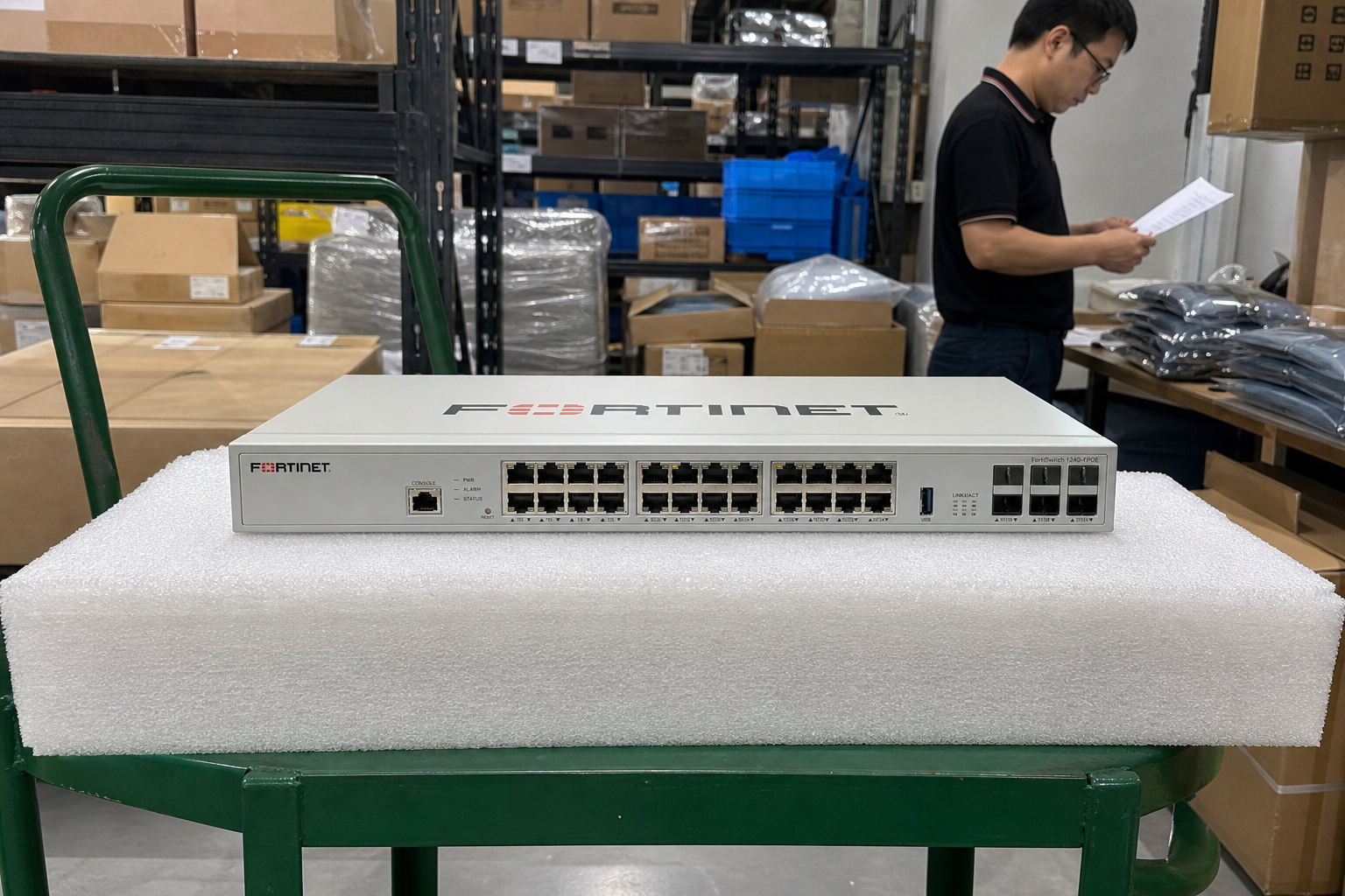 Fortinet FS-124G-FPOE — product illustration