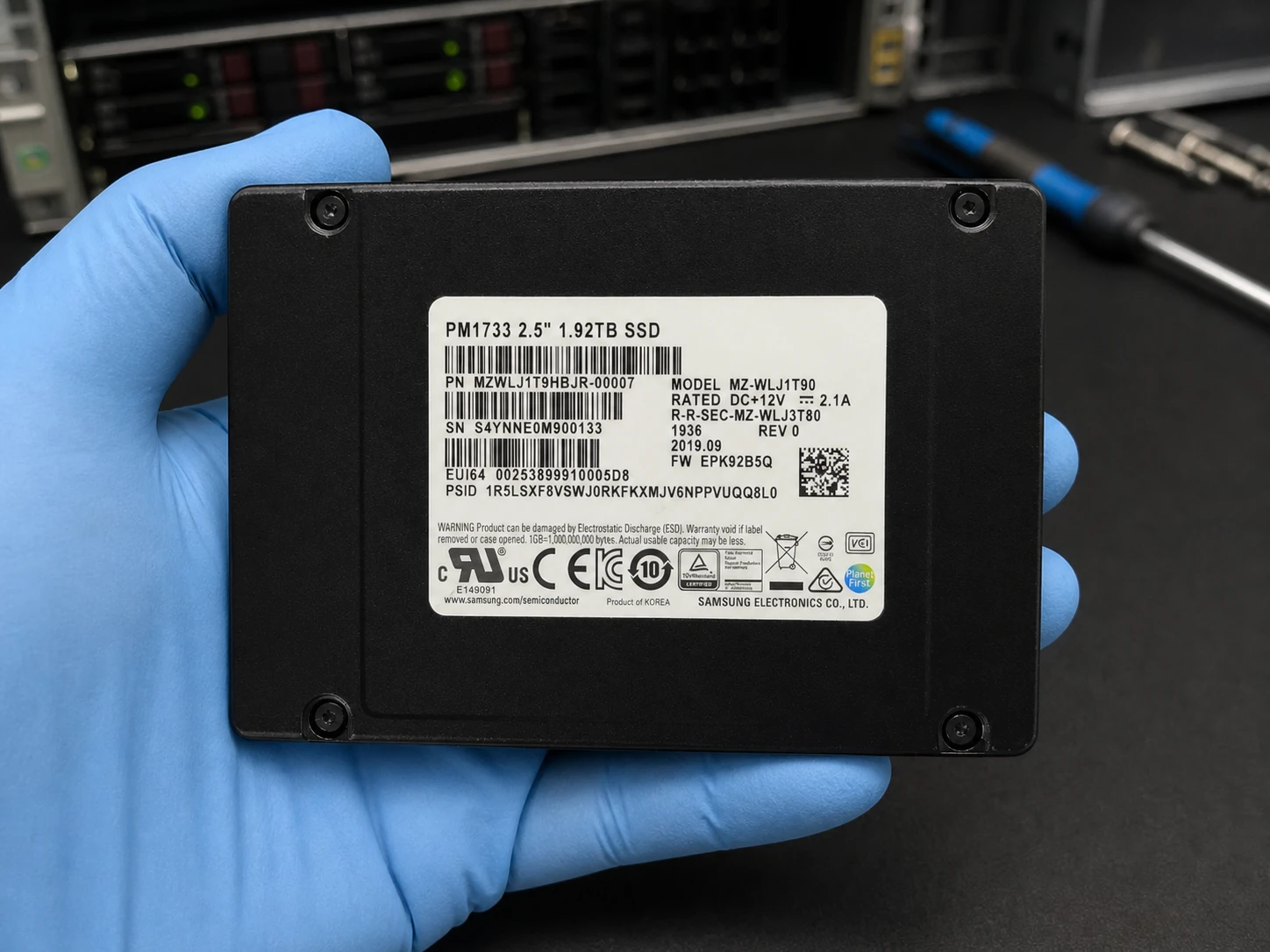 Samsung MZWLJ1T9HBJR-00007 SSD Server — product illustration
