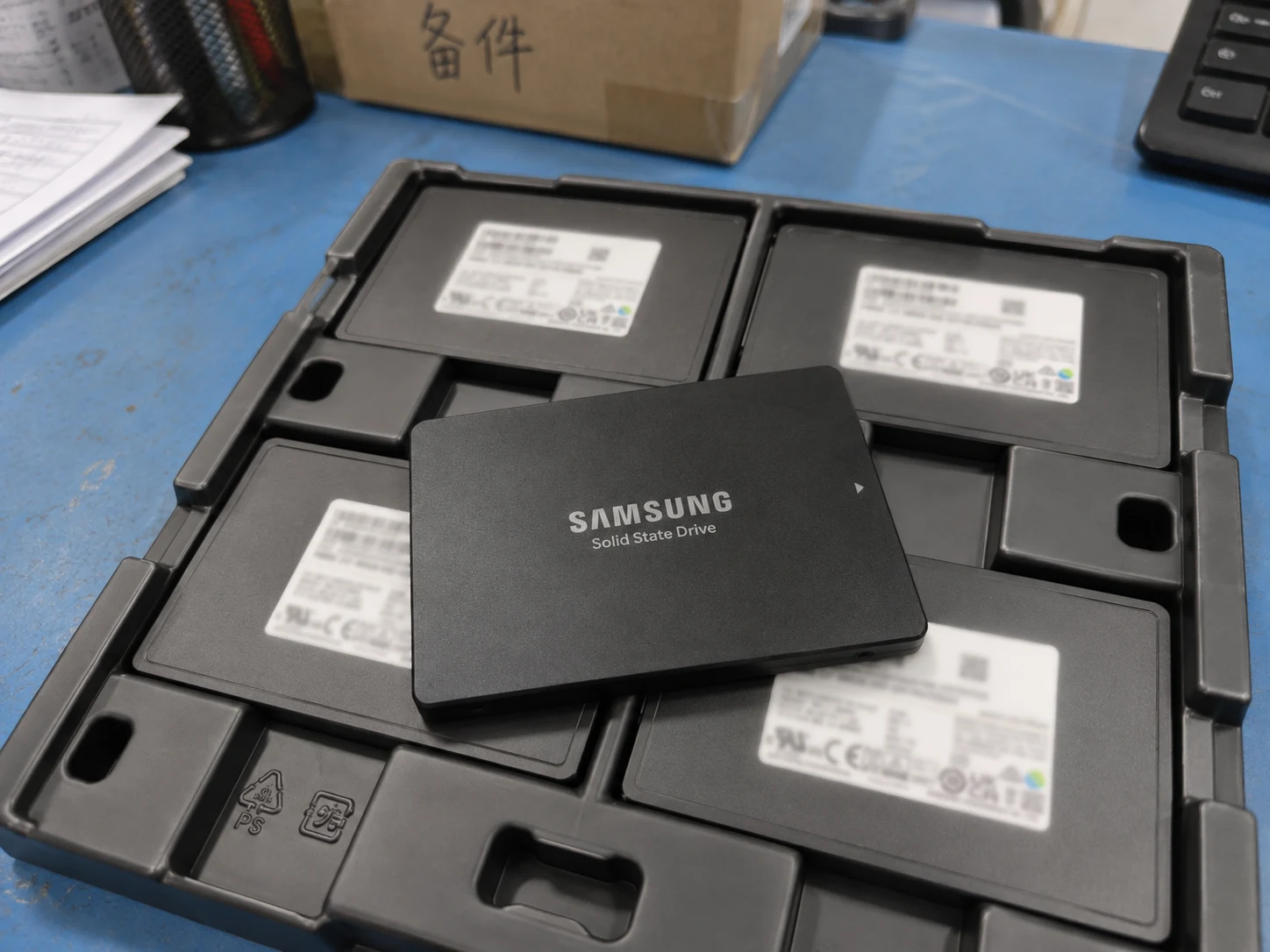 Samsung MZ7L3960HCJR-00A07 960 GB 6Gb/s SATA Solid State Drive — product illustration